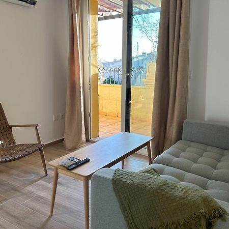 Edificio Amarillo En El Barrio Lejlighed Alicante Eksteriør billede