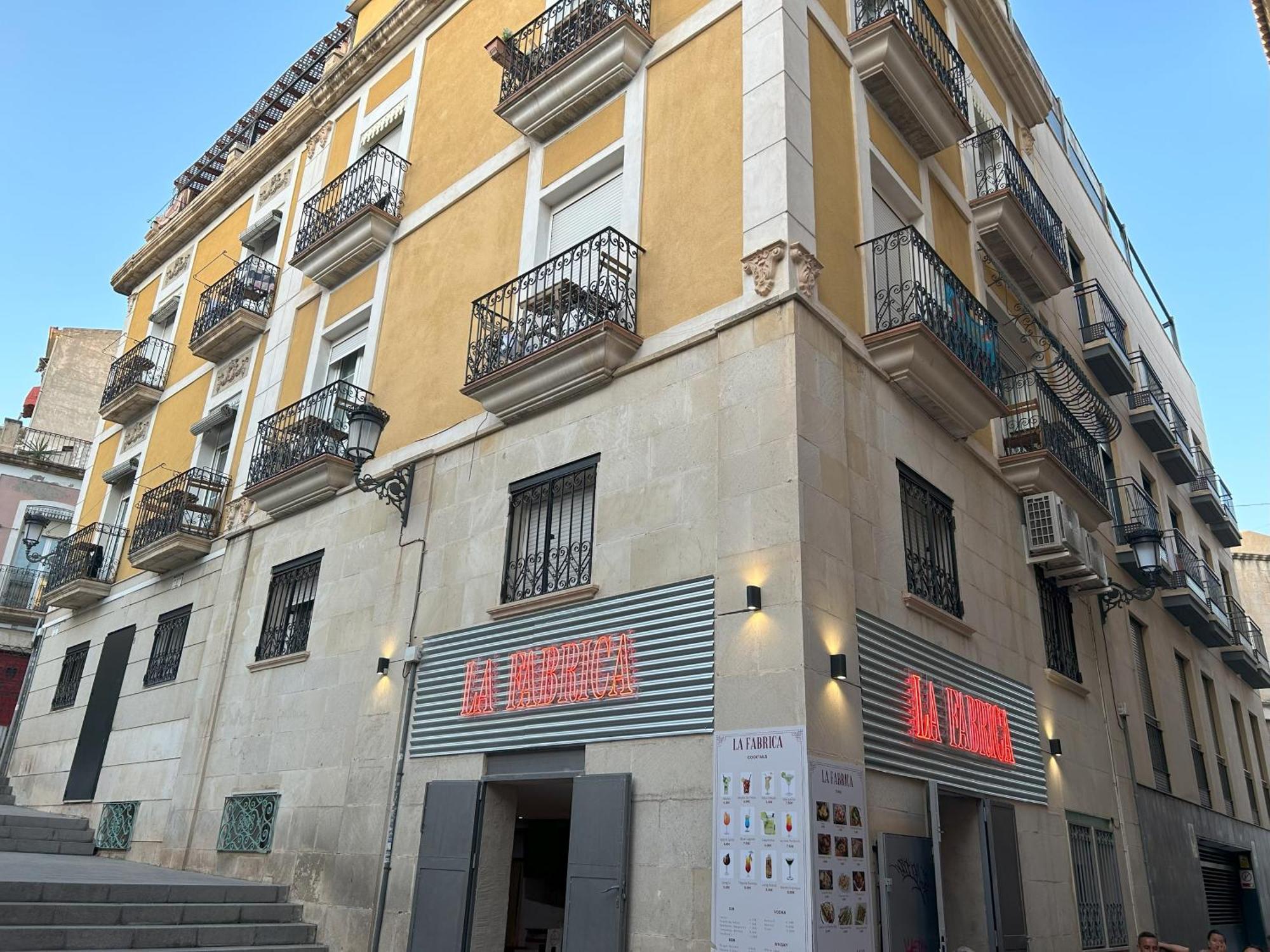Edificio Amarillo En El Barrio Lejlighed Alicante Eksteriør billede