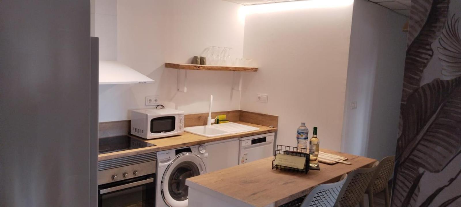 Edificio Amarillo En El Barrio Lejlighed Alicante Eksteriør billede